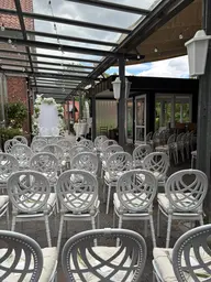 Weiße Tiffany Stühle für eine Hochzeit bei Brüser und Beerbaum